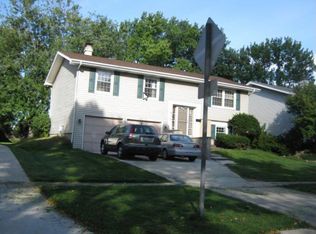 1430 N Oakmont Rd, Hoffman Estates, IL 60169