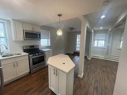 Rented by Metropolis International Realty Inc. | media 7