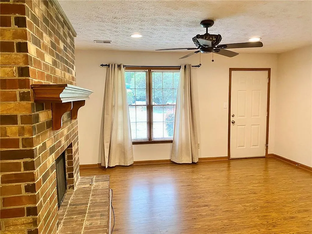 3 bed, 2.0 bath, 1261 sqft, $2,250 — Photo 3