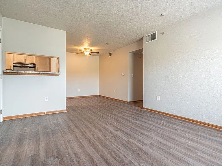 ASPEN BLUFF APARTMENTS — Photo 4