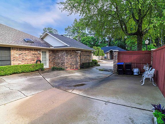 5th image of 203 Village Green Dr