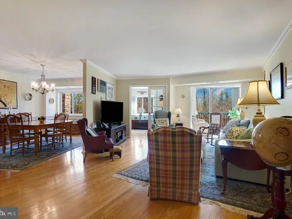 5902 Mount Eagle Dr APT 104, Alexandria, VA 22303