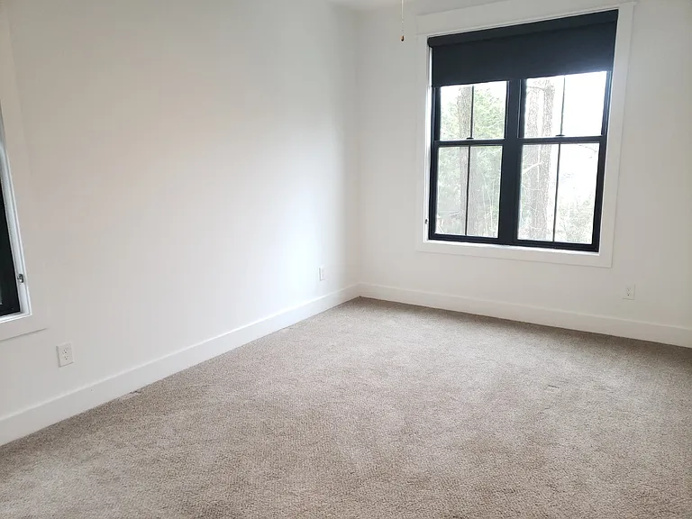 909 E State St — Photo 15