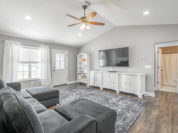 5th image of 409 Bella Dr