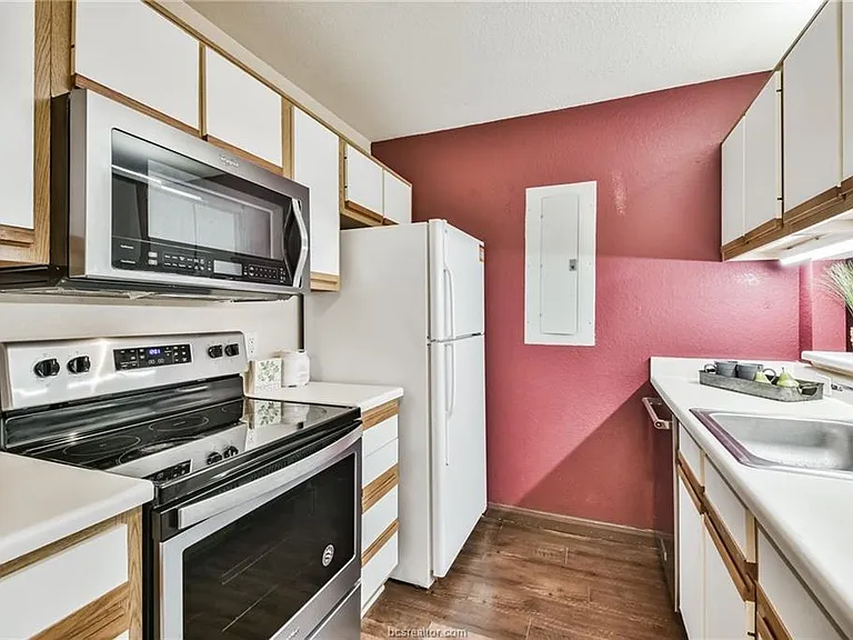 529 SW Parkway #203 — Photo 14