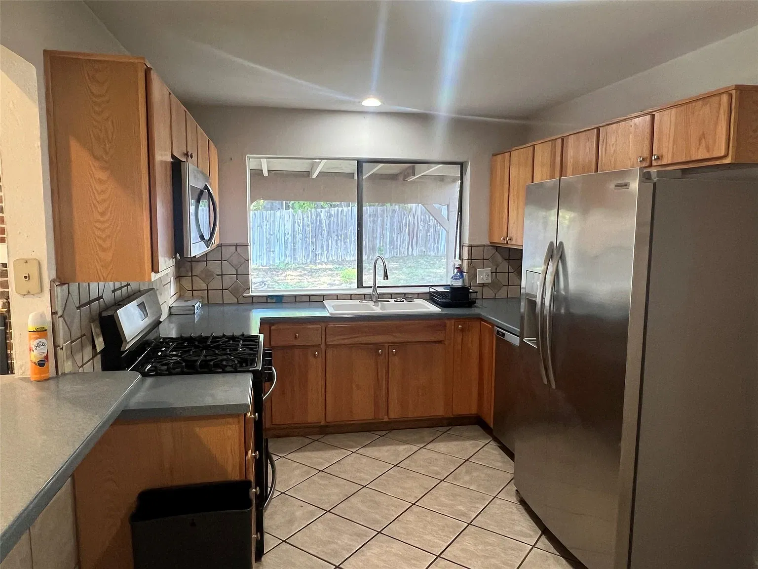 3 bed, 2.0 bath, 1652 sqft, $2,300 — Photo 3