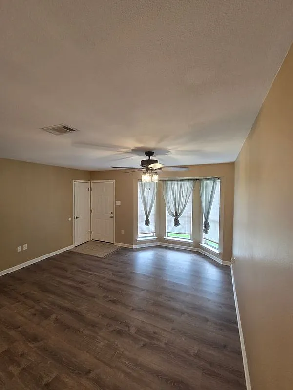 3 bed, 1.0 bath, 1100 sqft, $1,700 — Photo 3