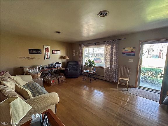 3rd image of 1677 Arthur Dr NW