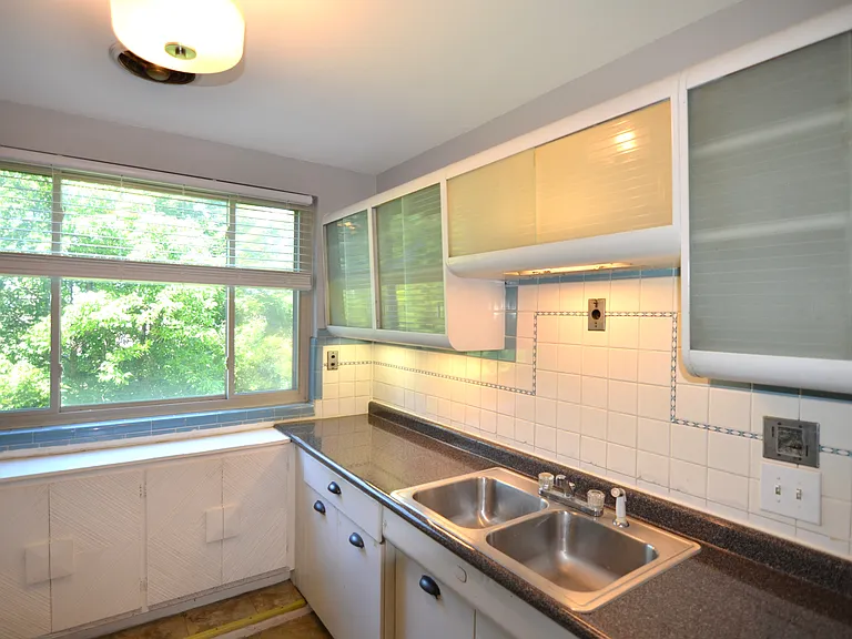 4028 Ledgewood Dr — Photo 11