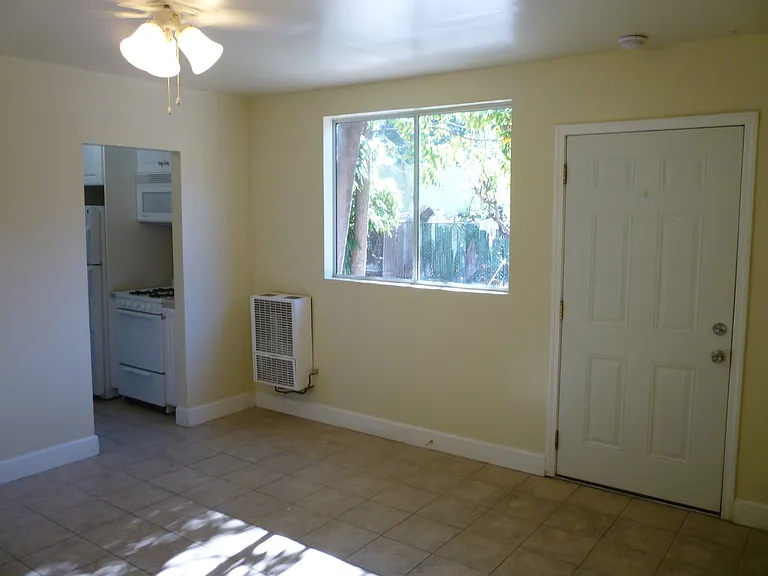 1106 N Raymond Ave #B — Photo 3