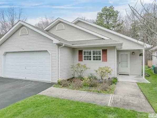 4 Greenbriar Ct, Middle Island, NY 11953