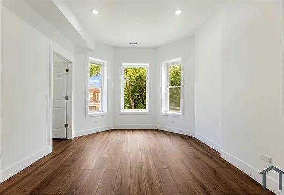 1421 E 69th Pl — Photo 2