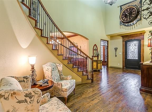 2nd image of 821 Sabine Trl