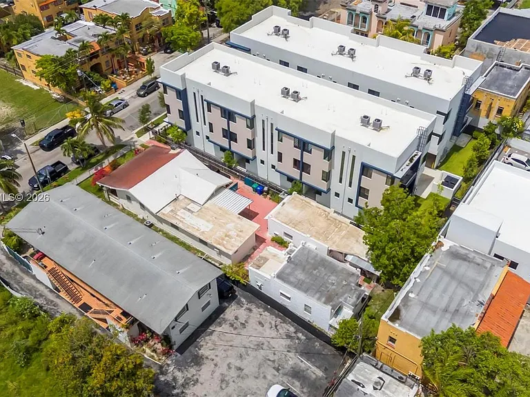 1243 SW 3rd St — Photo 36