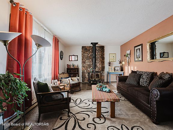 2nd image of 2 Aspen Ln
