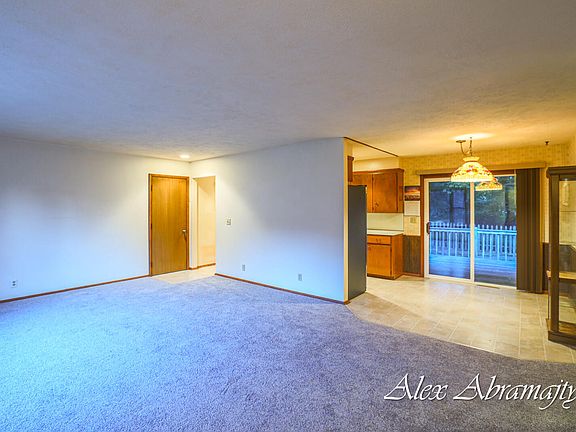 3rd image of 670 Saunders Ave