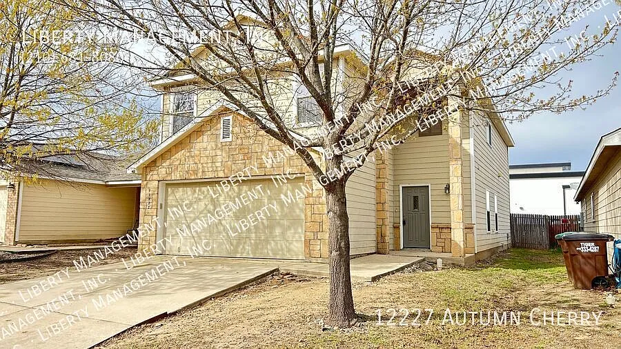 Spacious Two Story home in Silver Oaks — Photo 2