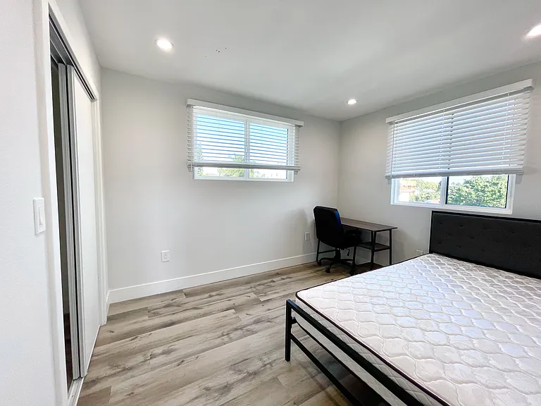 1326 W 35th Pl — Photo 20