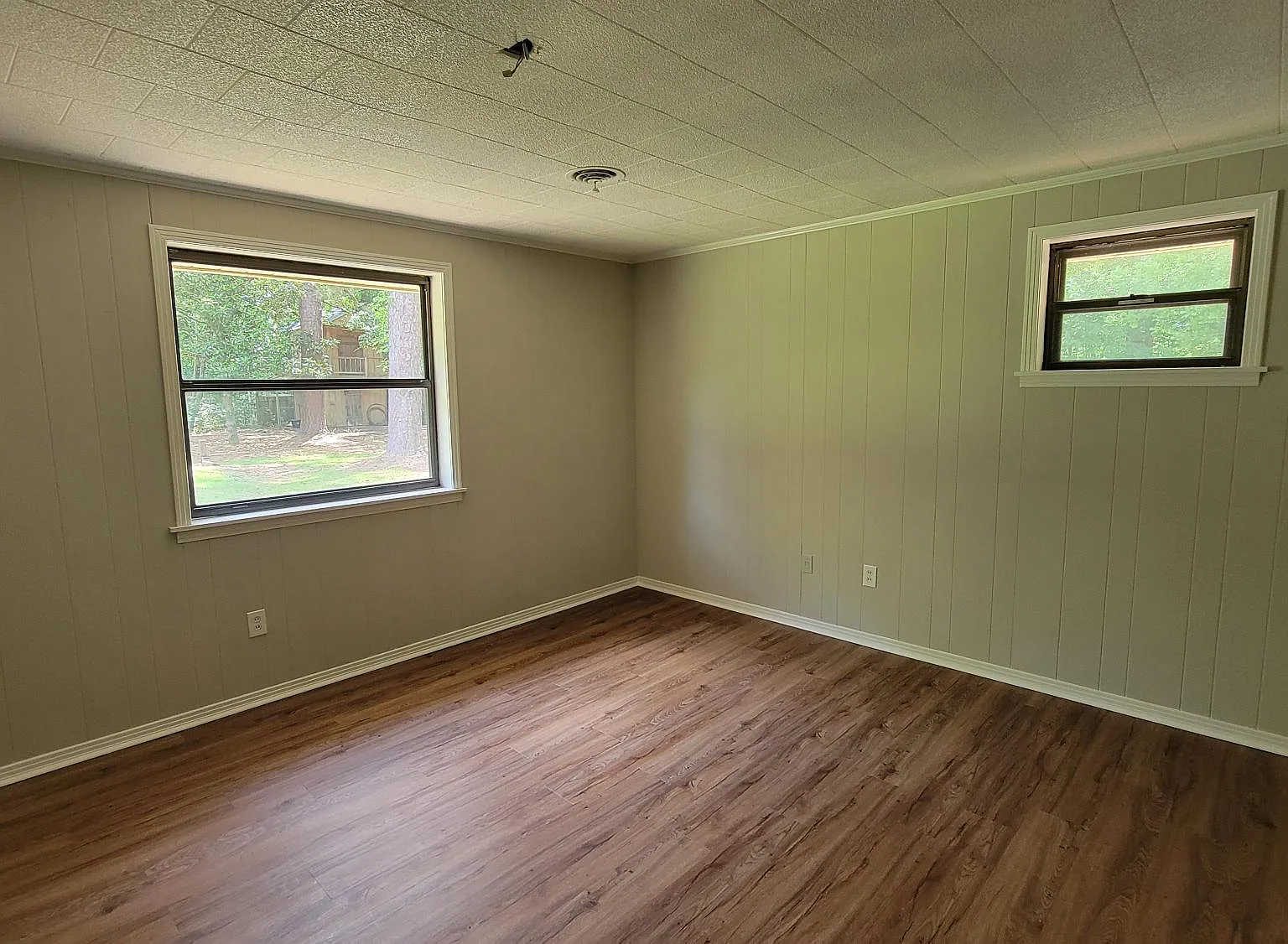4 bed, 2690 sqft, $2,190 — Photo 4
