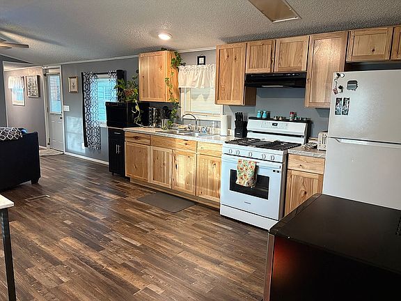 4th image of 15057 Forest Blvd N Trailer 36