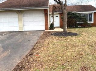 100 Pine Tree Ct, Sterling, VA 20164