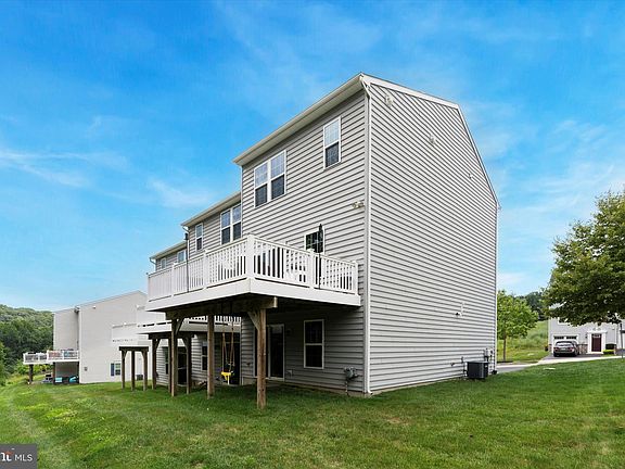 3rd image of 1819 Honeysuckle Ct