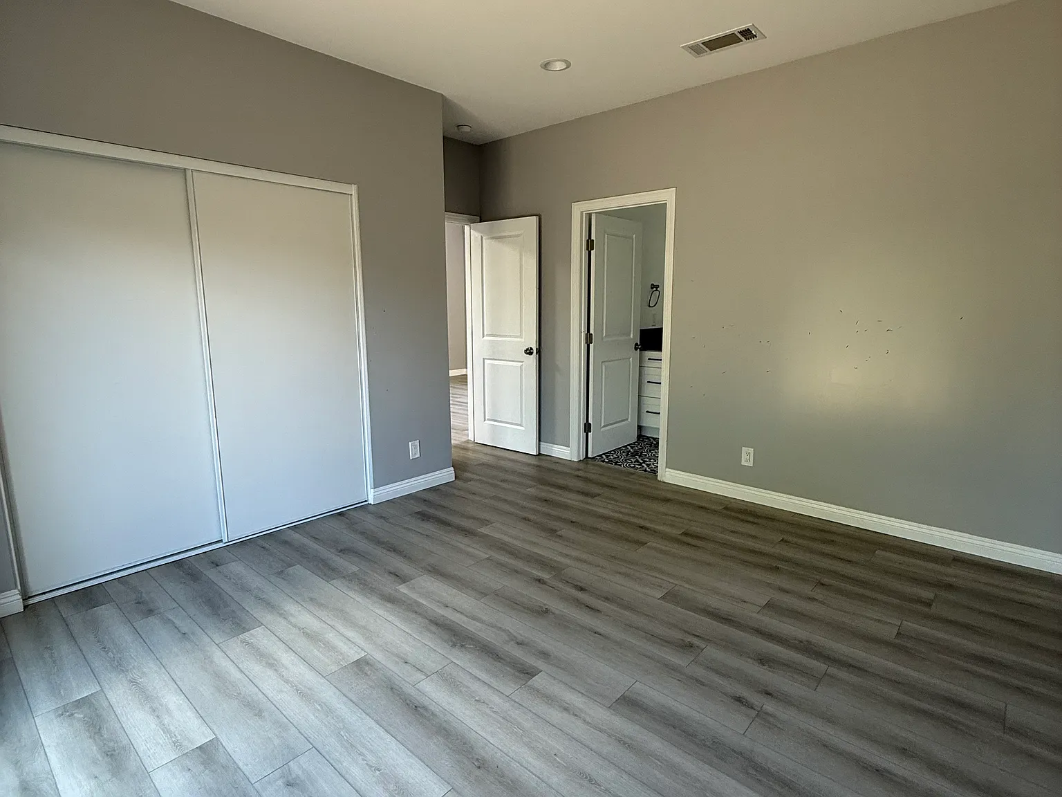 3 bed, 1000 sqft, $3,200 — Photo 3