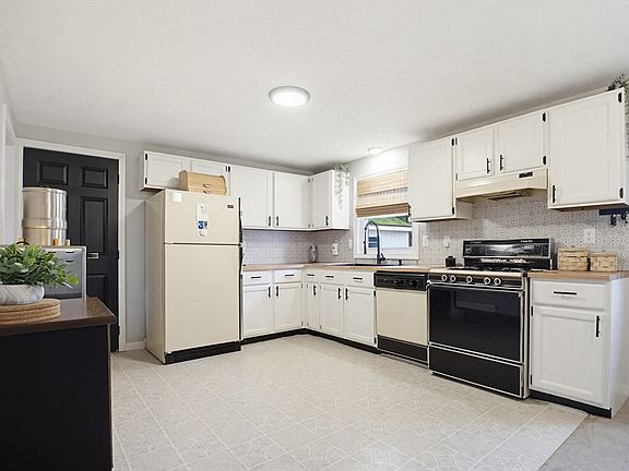 3rd image of 138 Howe St