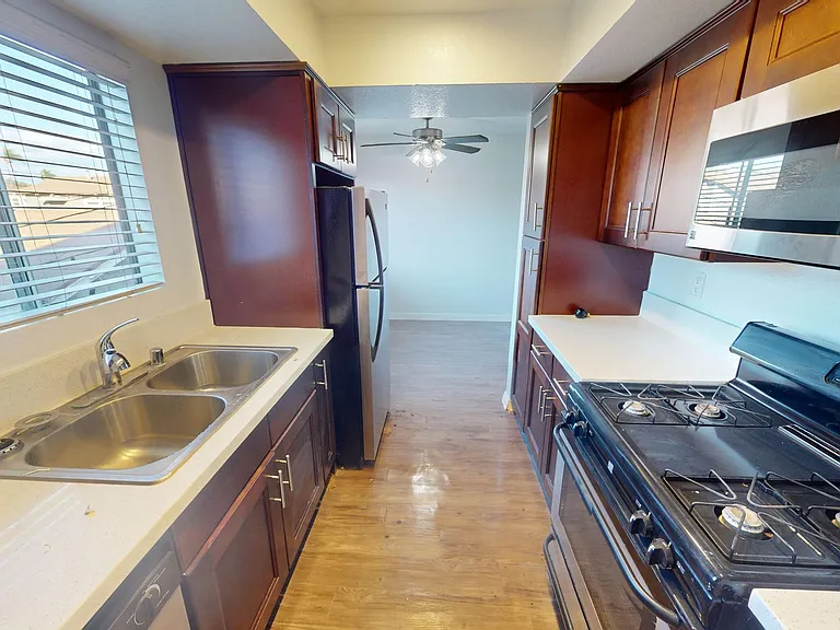 Spacious Beautiful Rare Townhome Available Now! — Photo 4