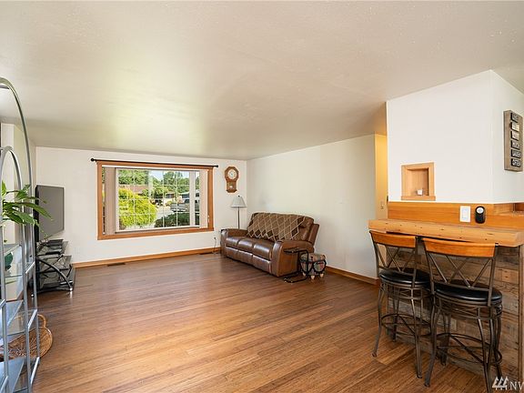 Bamboo flooring throughout. Breakfast nook/ Computer bar. 