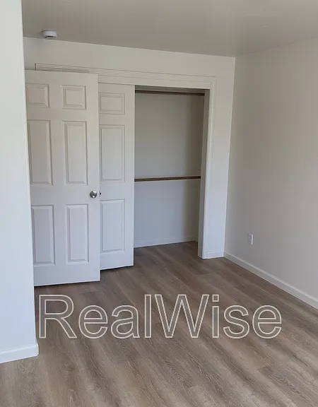 241 NE School St — Photo 14