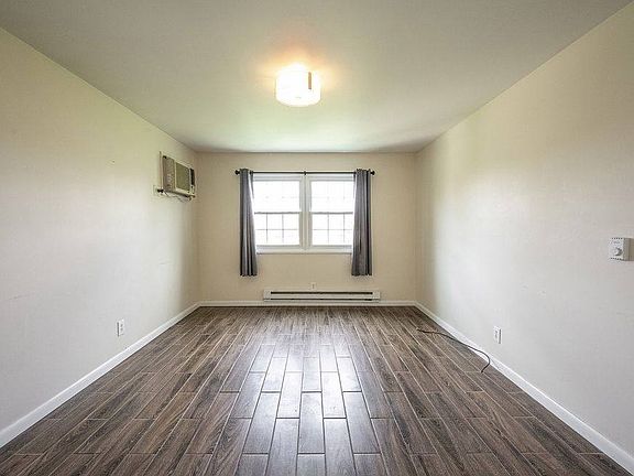 3rd image of 140 Maple Park Dr #1