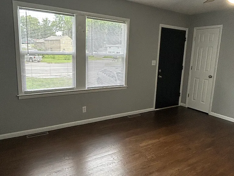 3213 S Jeffrey Cir — Photo 2