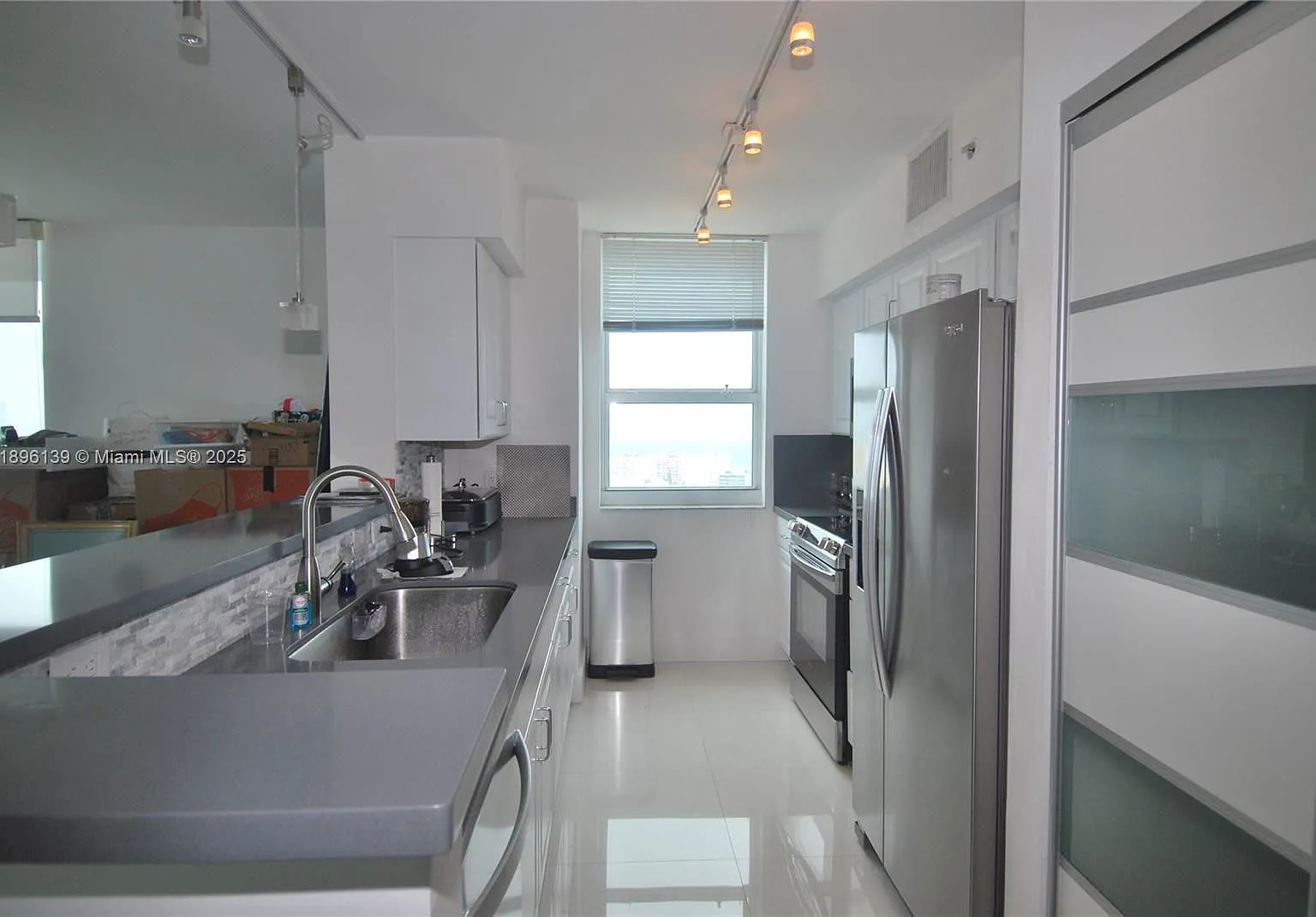 2 bed, 2.0 bath, 1130 sqft, $5,900 — Photo 3