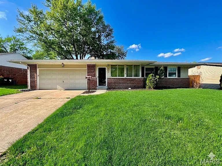 208 Harvard Dr — Photo 1