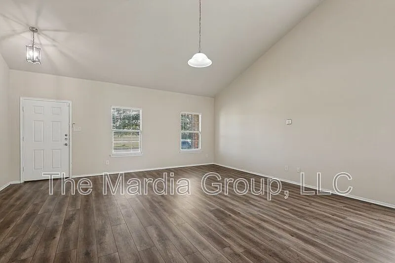 4 bed, 2.5 bath, 2520 sqft, $2,399 — Photo 3