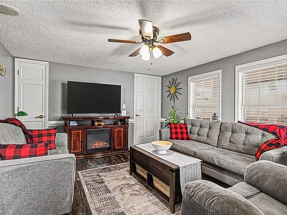 5th image of 121 Grand View Dr