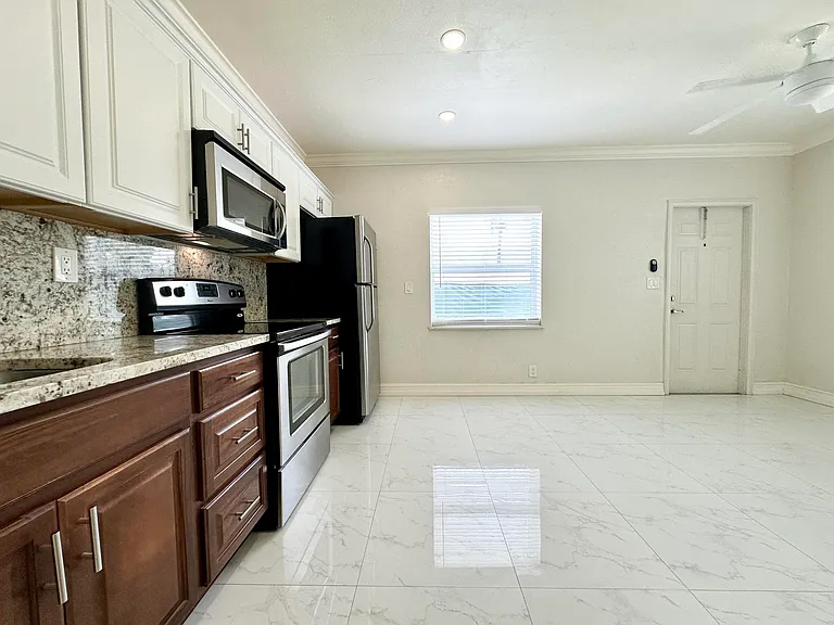 1041 NE 16th Ave #W — Photo 5
