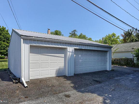 4th image of 332 E Walnut St