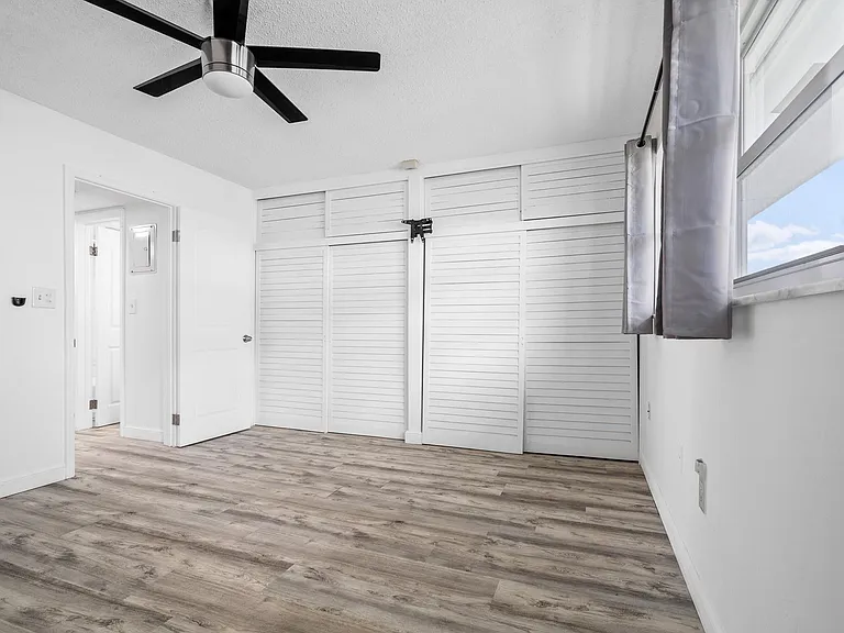 1110 N Riverside Dr #20 — Photo 23