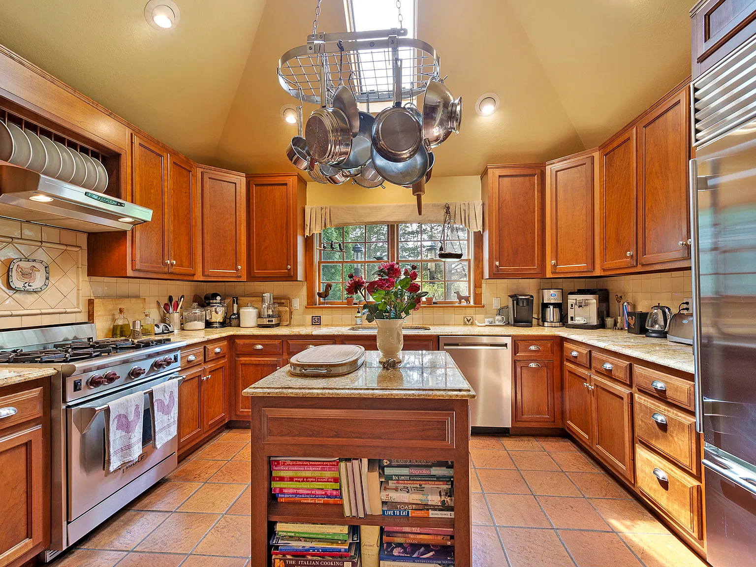 East Hampton Charming Cottage with Garden — Photo 2