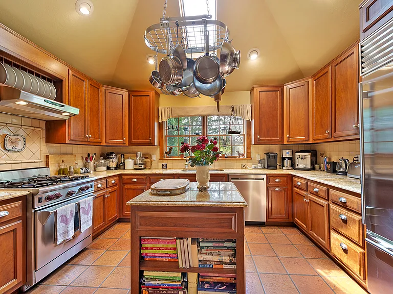 52 Manor Ln S — Photo 2