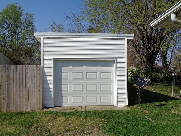 3rd image of 627 Hodge St