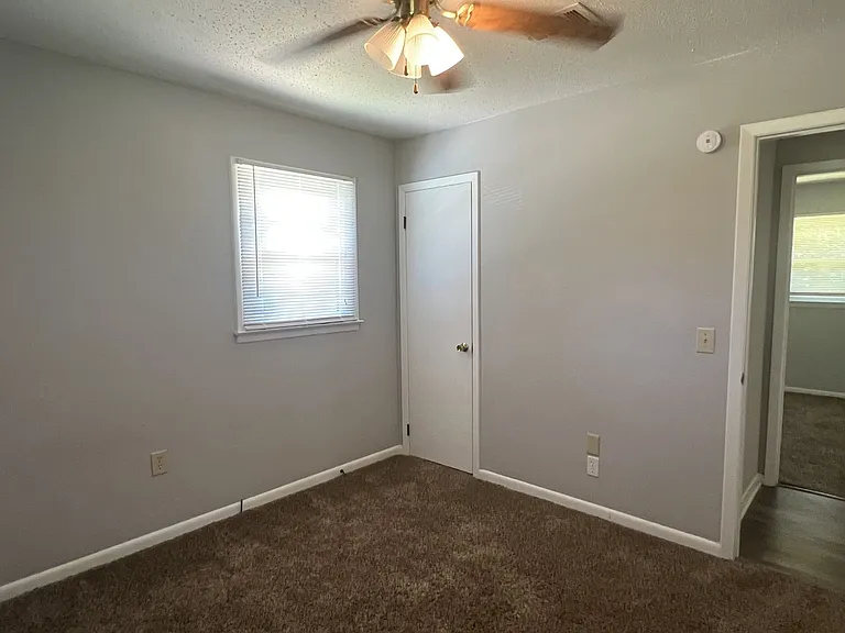211 Laverne Dr — Photo 21