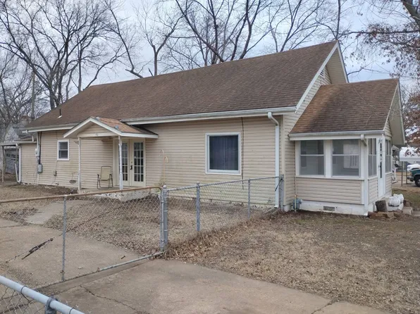 303 S State St, Caney, KS 67333