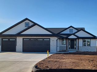 2654 Willow Grove Ln, Green Bay, WI 54311