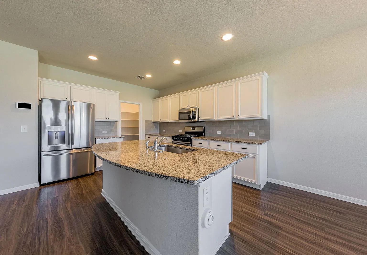 4 bed, 2.5 bath, 2485 sqft, $2,300 — Photo 2