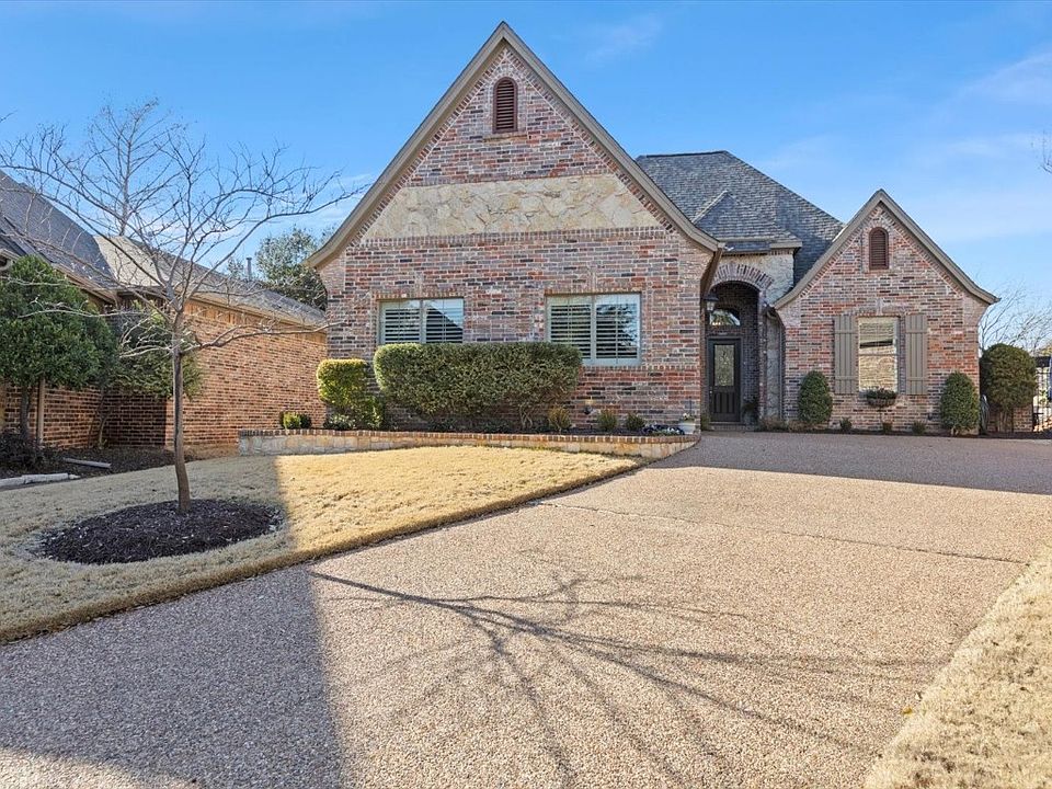 1st image of 200 Versailles Ln