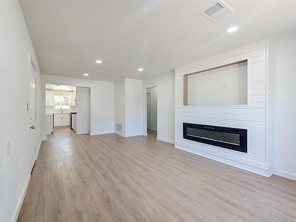 3rd image of 6725 Madrid St