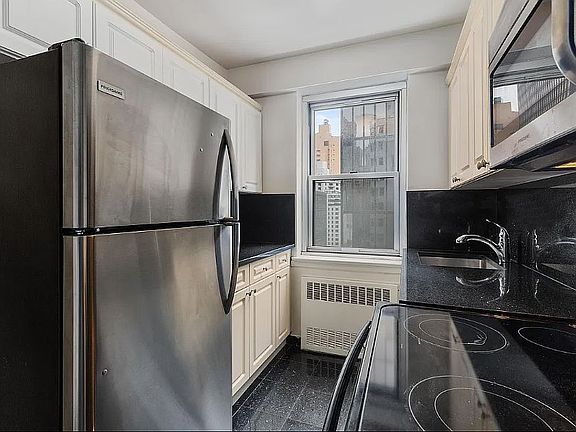 3rd image of 300 E 46th St APT 3E